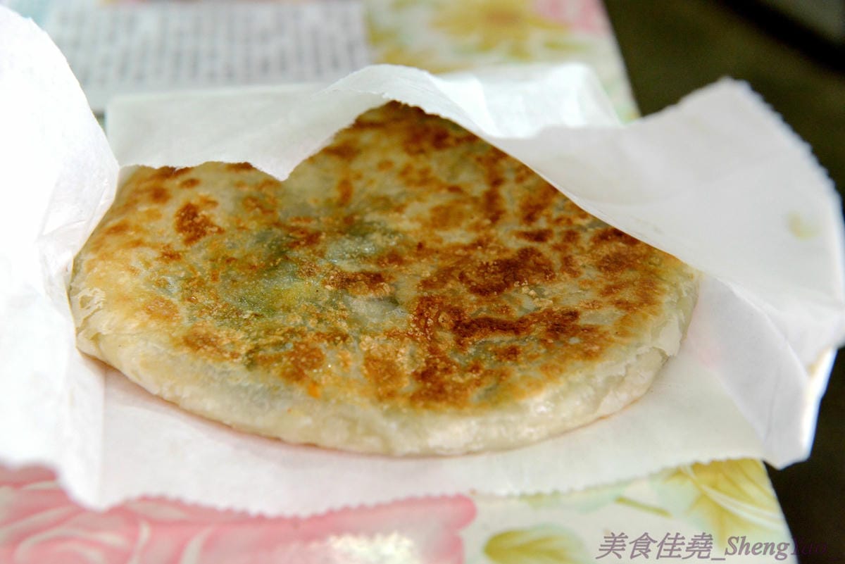 [台中清水]通霄客家煎包 – 苗栗通霄有名的通霄煎包在清水也吃得到,口味道地,加辣更好吃,另外店家的九層塔蔥抓餅也非常推薦。
