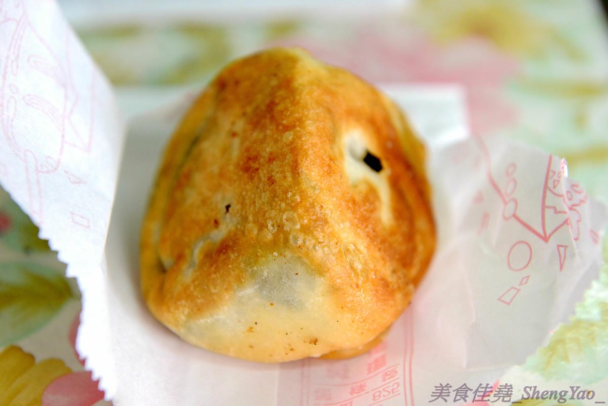 [台中清水]通霄客家煎包 – 苗栗通霄有名的通霄煎包在清水也吃得到,口味道地,加辣更好吃,另外店家的九層塔蔥抓餅也非常推薦。