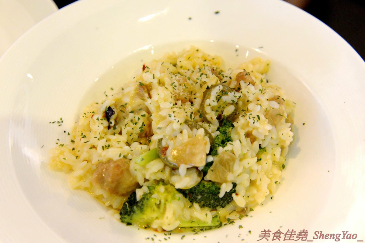 [台中沙鹿]義米蘭Pizza&Pasta – 沙鹿第一家披薩吃到飽餐廳,價位便宜,主餐不錯吃,披薩口味還不少,另外也有炸雞薯條等多種炸物,適合全家大小聚餐的新地方。(已歇業)