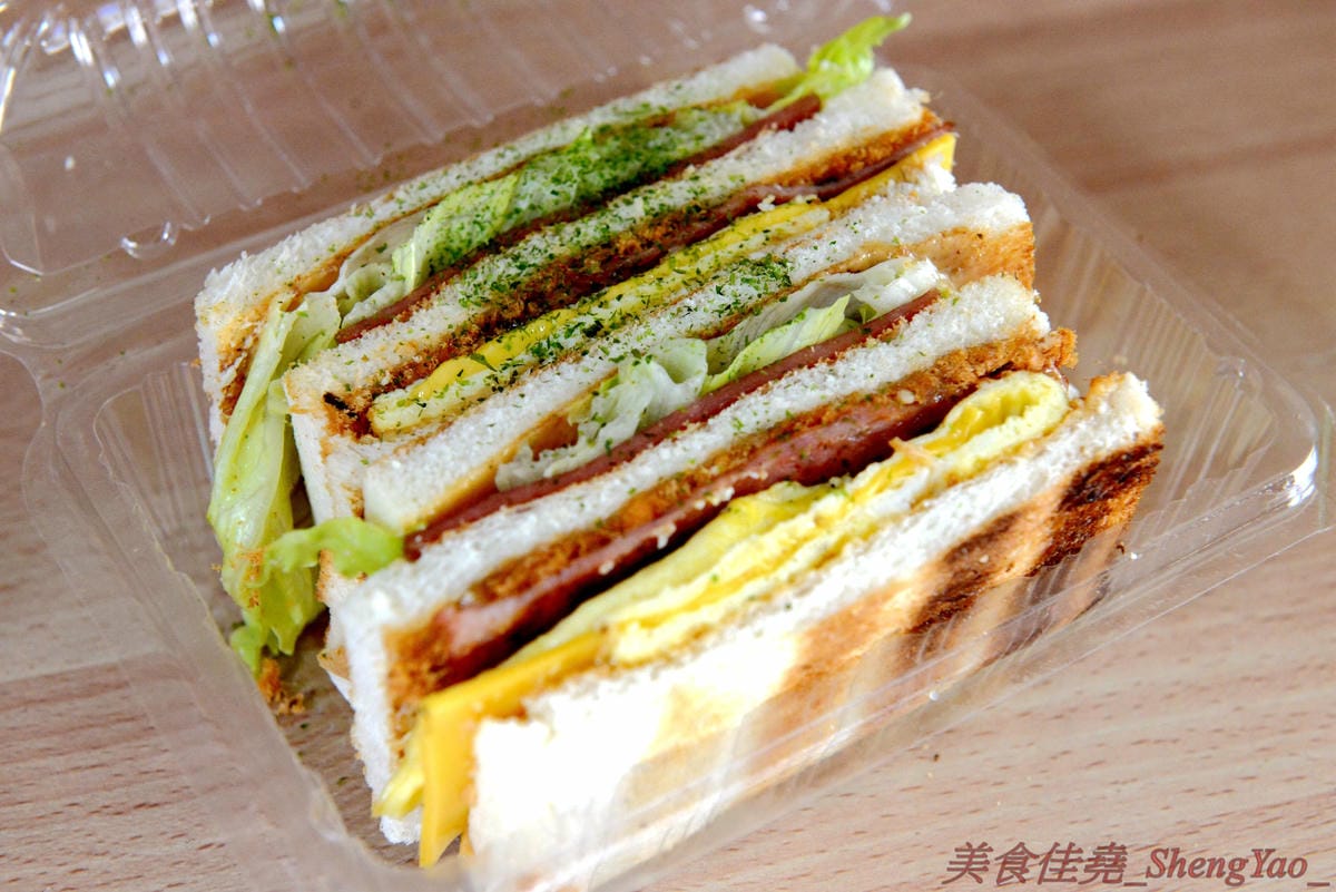 [台中沙鹿]告胖碳烤吐司 – 靜宜商圈碳烤吐司早餐車,碳烤土司香氣十足,搭配店家自己醃製的漢堡肉和里肌肉排,好吃又不貴。(已遷至英才路上)
