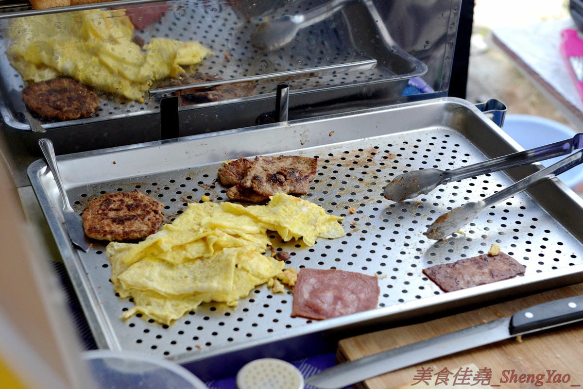 [台中沙鹿]告胖碳烤吐司 – 靜宜商圈碳烤吐司早餐車,碳烤土司香氣十足,搭配店家自己醃製的漢堡肉和里肌肉排,好吃又不貴。(已遷至英才路上)
