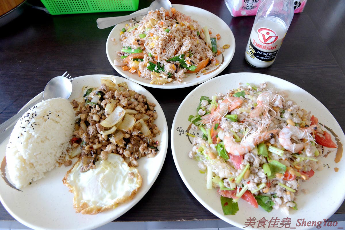 [台中清水]阿威泰式小吃 – 清水罕見的泰國小吃,老闆本身是泰國人,餐點以飯類、河粉冬粉、湯類為主,味道不錯,價格便宜,份量超級大,一份幾乎都夠讓兩個人一起吃,大推塔拋豬蓋飯和涼拌冬粉。