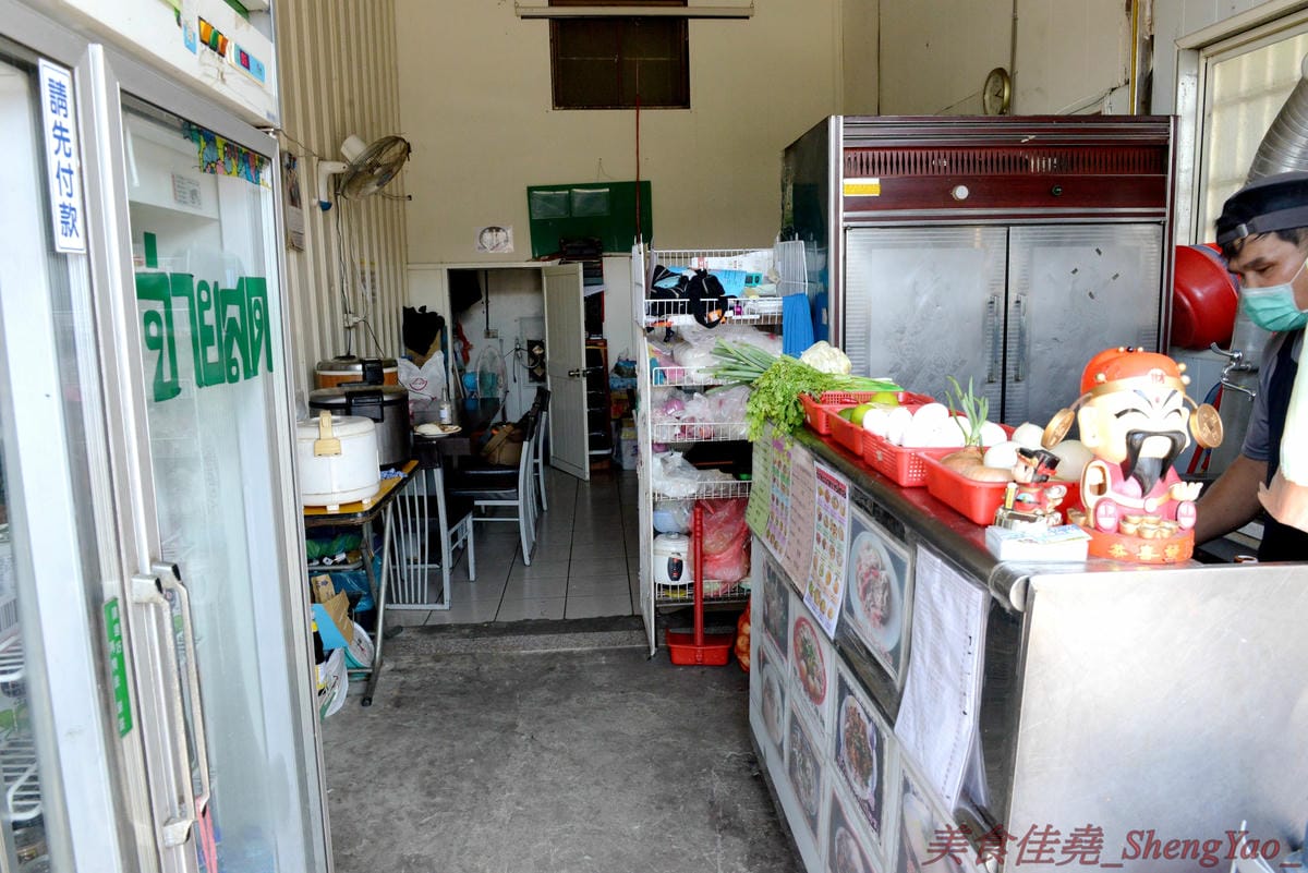 [台中清水]阿威泰式小吃 – 清水罕見的泰國小吃,老闆本身是泰國人,餐點以飯類、河粉冬粉、湯類為主,味道不錯,價格便宜,份量超級大,一份幾乎都夠讓兩個人一起吃,大推塔拋豬蓋飯和涼拌冬粉。
