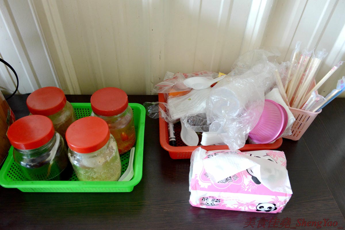[台中清水]阿威泰式小吃 – 清水罕見的泰國小吃,老闆本身是泰國人,餐點以飯類、河粉冬粉、湯類為主,味道不錯,價格便宜,份量超級大,一份幾乎都夠讓兩個人一起吃,大推塔拋豬蓋飯和涼拌冬粉。