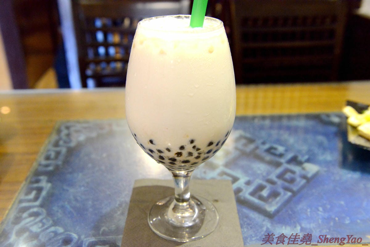 [台中清水]彩虹屋 – 應該是清水僅存唯一一家泡沫紅茶店,25年的歷史帶給無數清水人美好的回憶,店內環境氣氛佳,飲料茶點都不貴,味道上也有一定水準,大推蘿蔔糕加蛋、炸甜不辣和豬排。