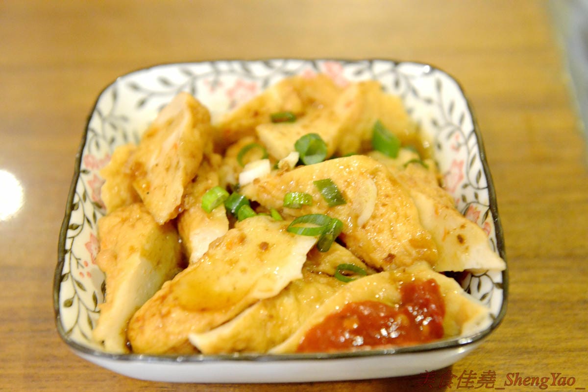 [台中清水]彩虹屋 – 應該是清水僅存唯一一家泡沫紅茶店,25年的歷史帶給無數清水人美好的回憶,店內環境氣氛佳,飲料茶點都不貴,味道上也有一定水準,大推蘿蔔糕加蛋、炸甜不辣和豬排。