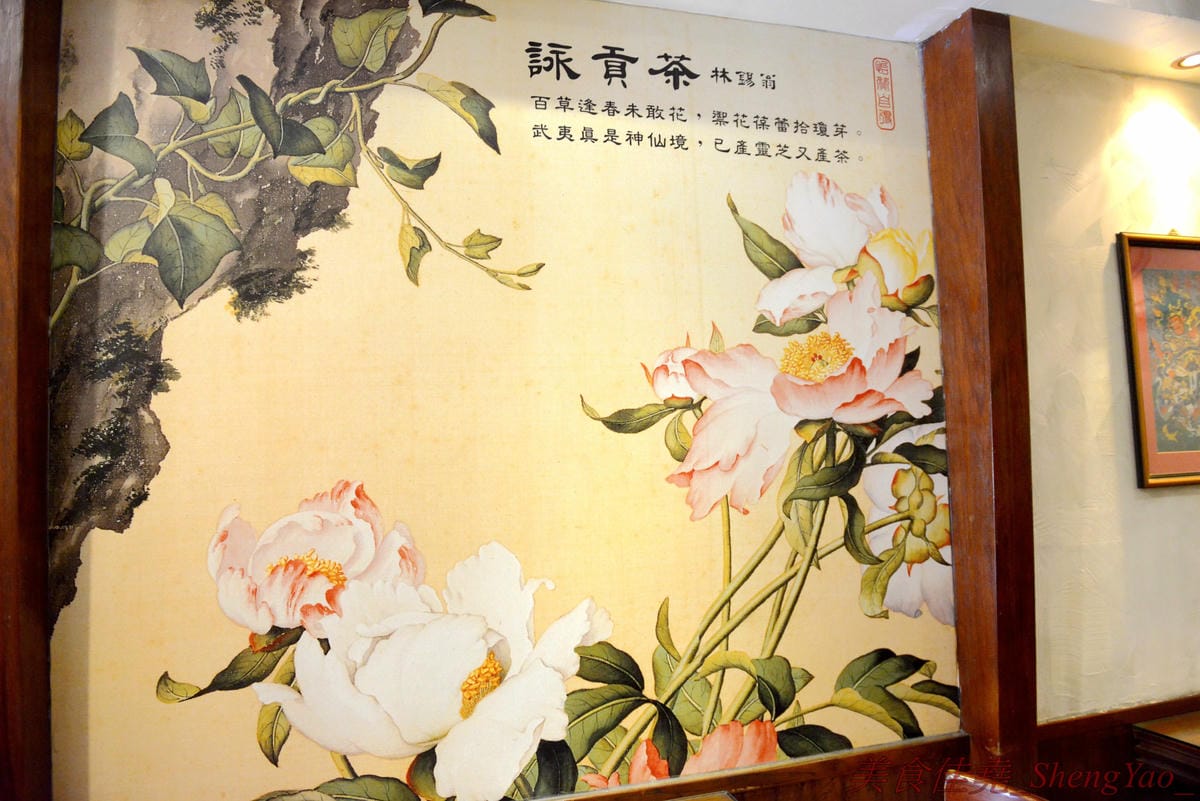 [台中清水]彩虹屋 – 應該是清水僅存唯一一家泡沫紅茶店,25年的歷史帶給無數清水人美好的回憶,店內環境氣氛佳,飲料茶點都不貴,味道上也有一定水準,大推蘿蔔糕加蛋、炸甜不辣和豬排。