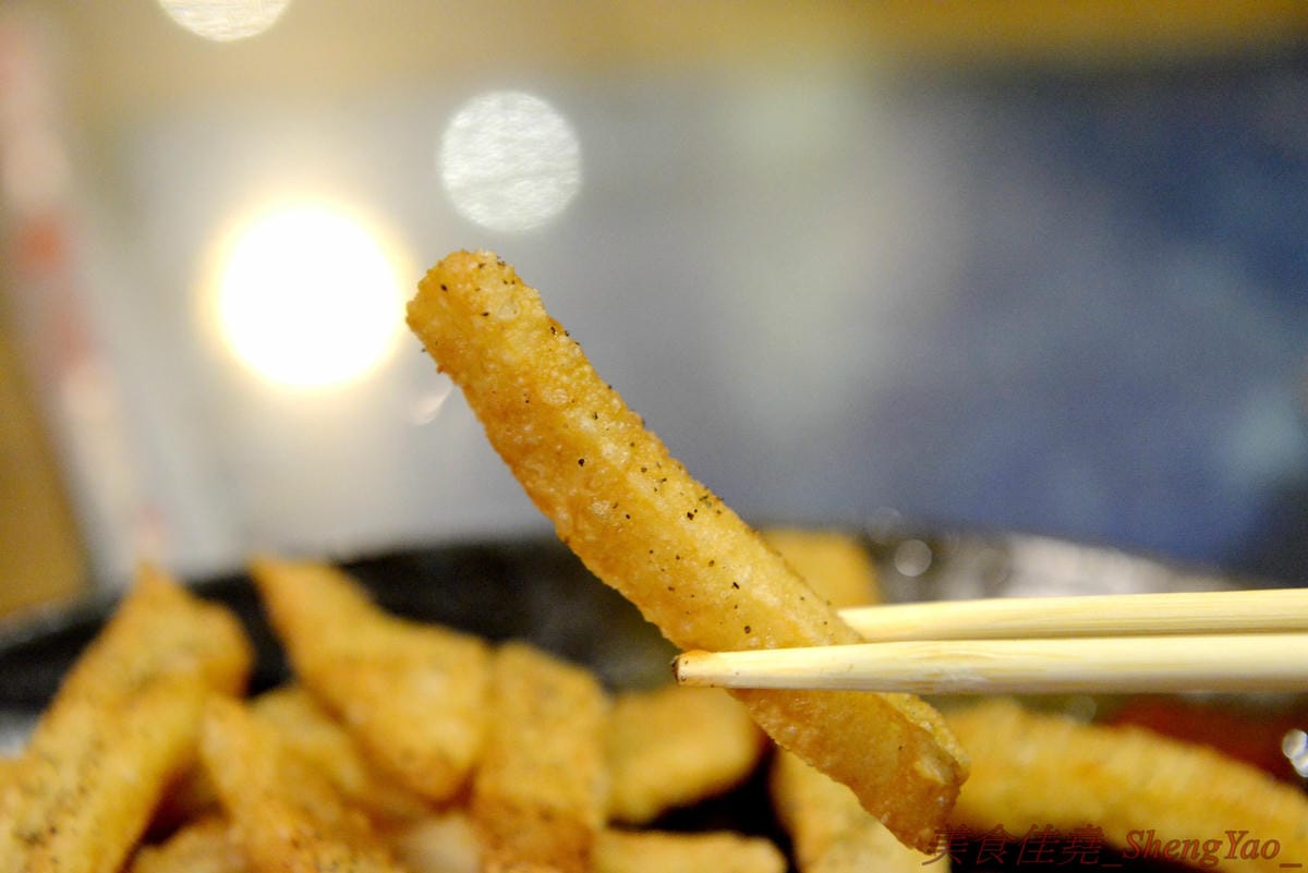 [台中清水]彩虹屋 – 應該是清水僅存唯一一家泡沫紅茶店,25年的歷史帶給無數清水人美好的回憶,店內環境氣氛佳,飲料茶點都不貴,味道上也有一定水準,大推蘿蔔糕加蛋、炸甜不辣和豬排。