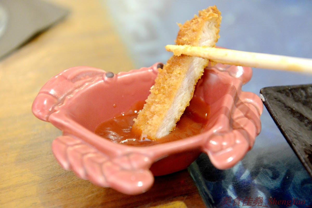 [台中清水]彩虹屋 – 應該是清水僅存唯一一家泡沫紅茶店,25年的歷史帶給無數清水人美好的回憶,店內環境氣氛佳,飲料茶點都不貴,味道上也有一定水準,大推蘿蔔糕加蛋、炸甜不辣和豬排。