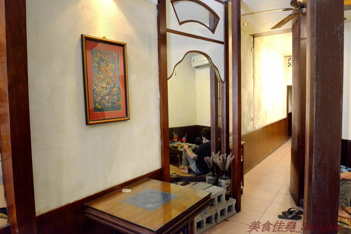 [台中清水]彩虹屋 – 應該是清水僅存唯一一家泡沫紅茶店,25年的歷史帶給無數清水人美好的回憶,店內環境氣氛佳,飲料茶點都不貴,味道上也有一定水準,大推蘿蔔糕加蛋、炸甜不辣和豬排。