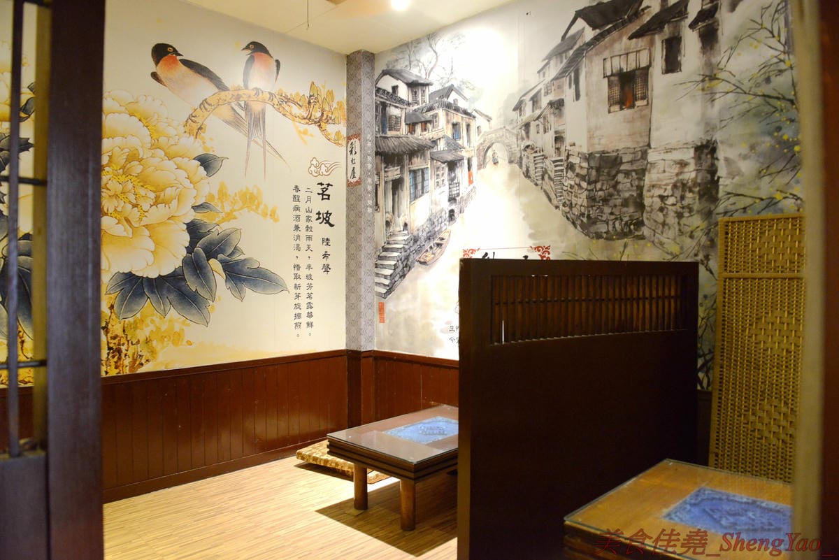 [台中清水]彩虹屋 – 應該是清水僅存唯一一家泡沫紅茶店,25年的歷史帶給無數清水人美好的回憶,店內環境氣氛佳,飲料茶點都不貴,味道上也有一定水準,大推蘿蔔糕加蛋、炸甜不辣和豬排。