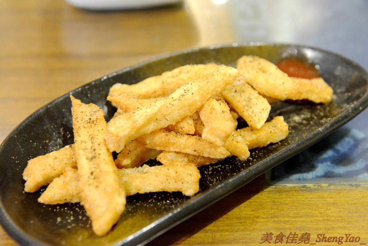 [台中清水]彩虹屋 – 應該是清水僅存唯一一家泡沫紅茶店,25年的歷史帶給無數清水人美好的回憶,店內環境氣氛佳,飲料茶點都不貴,味道上也有一定水準,大推蘿蔔糕加蛋、炸甜不辣和豬排。