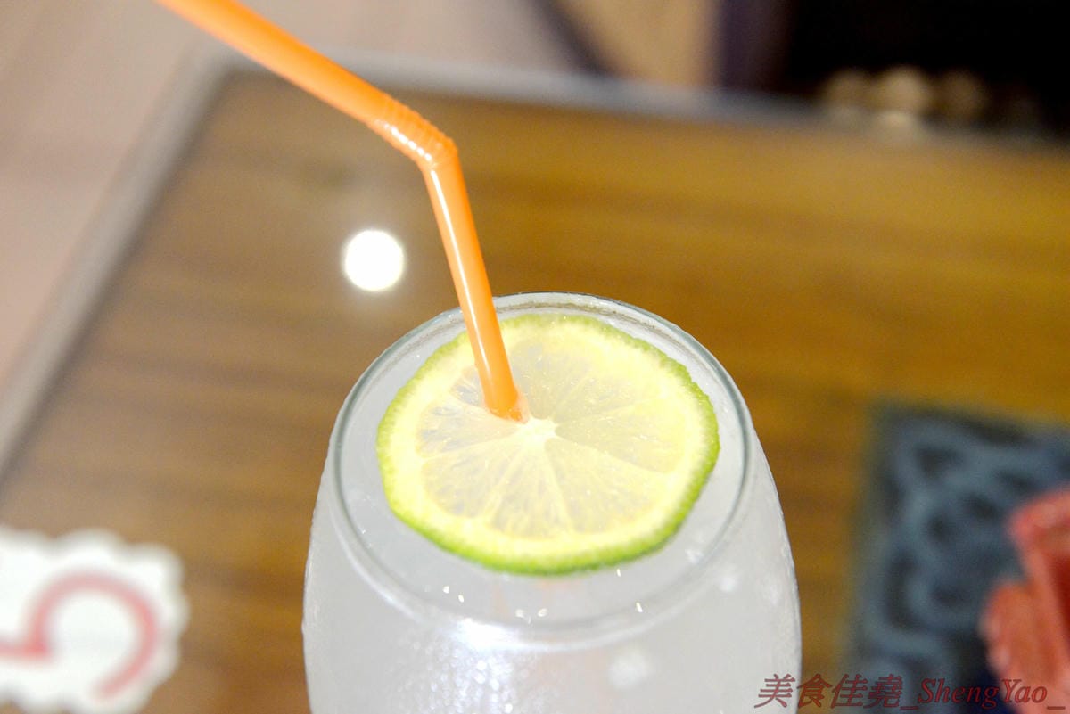 [台中清水]彩虹屋 – 應該是清水僅存唯一一家泡沫紅茶店,25年的歷史帶給無數清水人美好的回憶,店內環境氣氛佳,飲料茶點都不貴,味道上也有一定水準,大推蘿蔔糕加蛋、炸甜不辣和豬排。