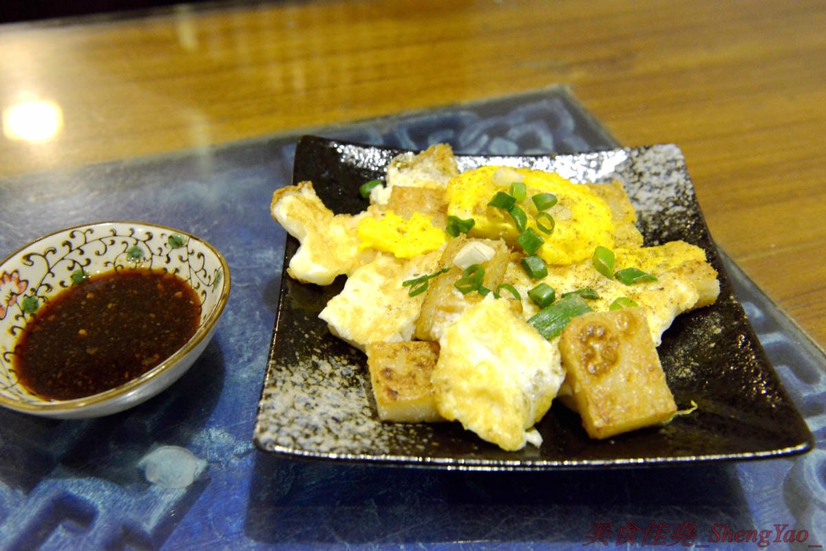 [台中清水]彩虹屋 – 應該是清水僅存唯一一家泡沫紅茶店,25年的歷史帶給無數清水人美好的回憶,店內環境氣氛佳,飲料茶點都不貴,味道上也有一定水準,大推蘿蔔糕加蛋、炸甜不辣和豬排。