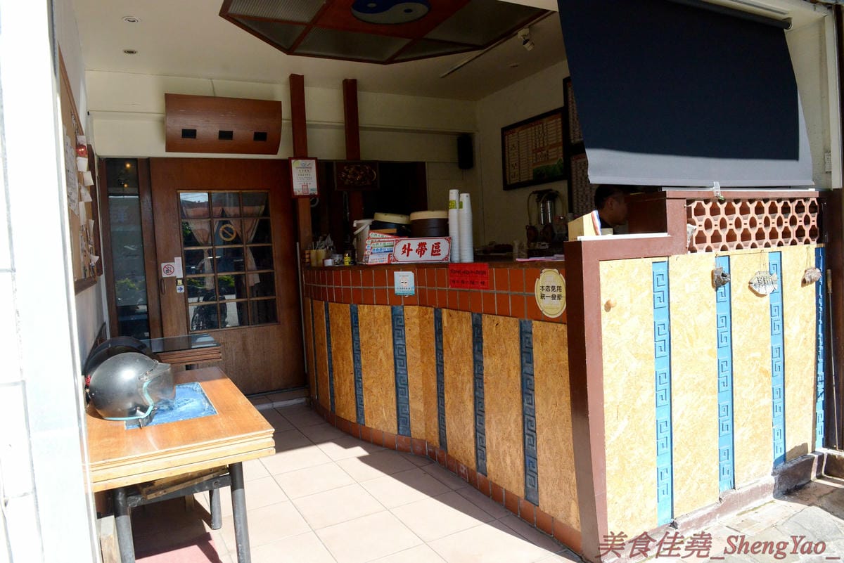 [台中清水]彩虹屋 – 應該是清水僅存唯一一家泡沫紅茶店,25年的歷史帶給無數清水人美好的回憶,店內環境氣氛佳,飲料茶點都不貴,味道上也有一定水準,大推蘿蔔糕加蛋、炸甜不辣和豬排。