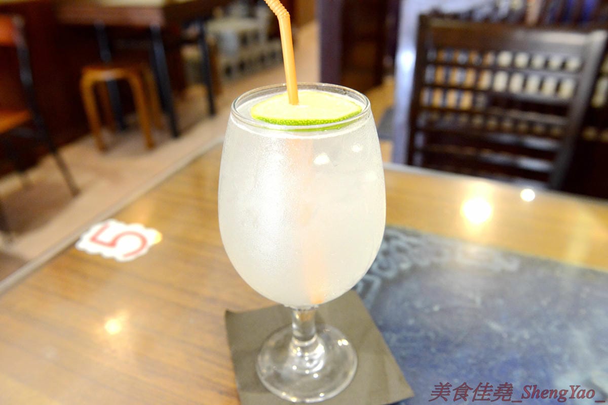 [台中清水]彩虹屋 – 應該是清水僅存唯一一家泡沫紅茶店,25年的歷史帶給無數清水人美好的回憶,店內環境氣氛佳,飲料茶點都不貴,味道上也有一定水準,大推蘿蔔糕加蛋、炸甜不辣和豬排。