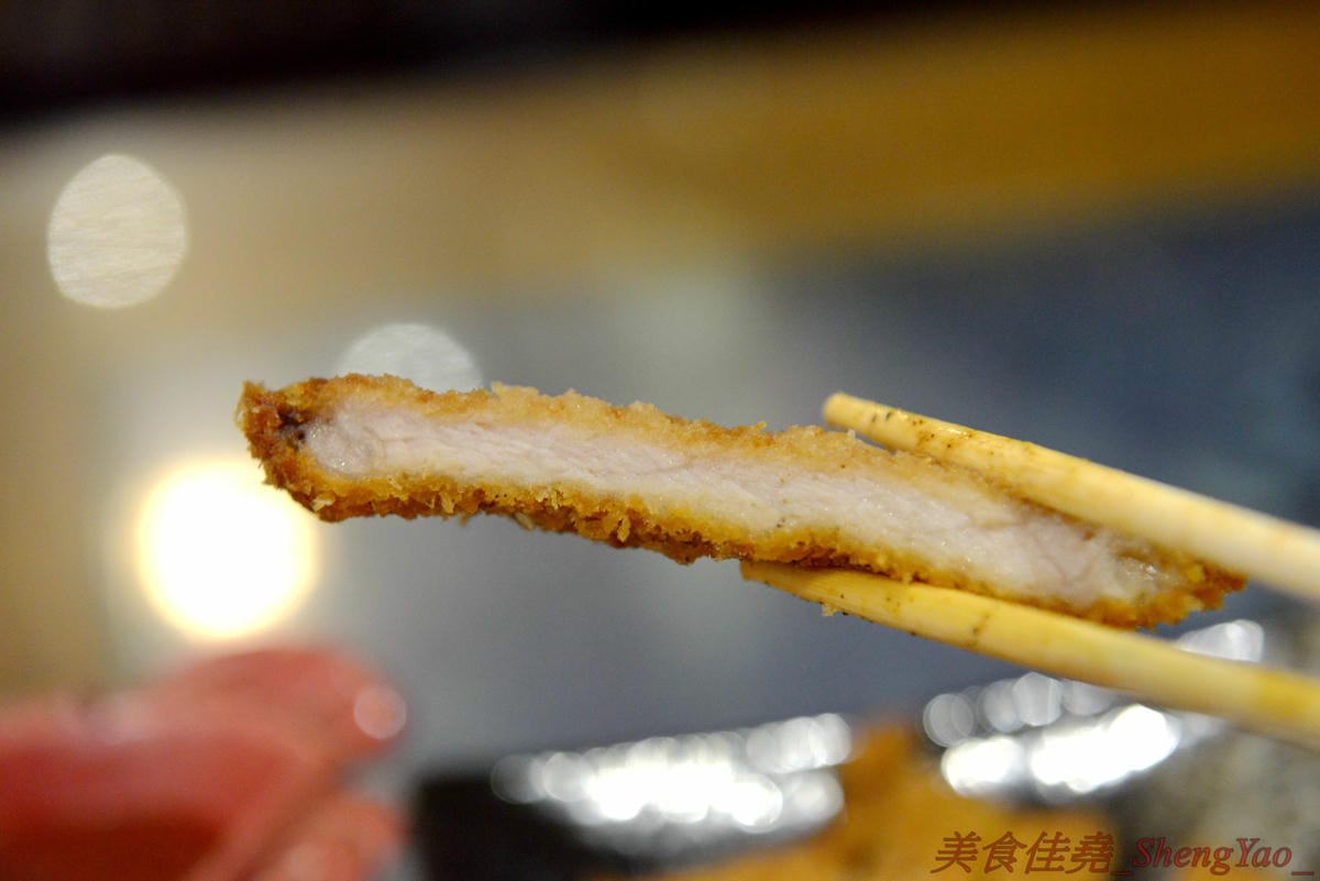 [台中清水]彩虹屋 – 應該是清水僅存唯一一家泡沫紅茶店,25年的歷史帶給無數清水人美好的回憶,店內環境氣氛佳,飲料茶點都不貴,味道上也有一定水準,大推蘿蔔糕加蛋、炸甜不辣和豬排。