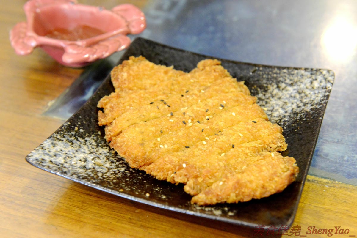 [台中清水]彩虹屋 – 應該是清水僅存唯一一家泡沫紅茶店,25年的歷史帶給無數清水人美好的回憶,店內環境氣氛佳,飲料茶點都不貴,味道上也有一定水準,大推蘿蔔糕加蛋、炸甜不辣和豬排。