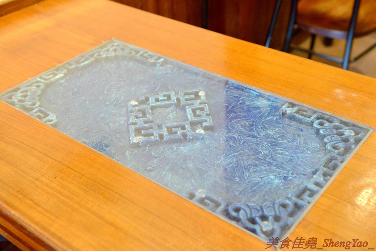[台中清水]彩虹屋 – 應該是清水僅存唯一一家泡沫紅茶店,25年的歷史帶給無數清水人美好的回憶,店內環境氣氛佳,飲料茶點都不貴,味道上也有一定水準,大推蘿蔔糕加蛋、炸甜不辣和豬排。