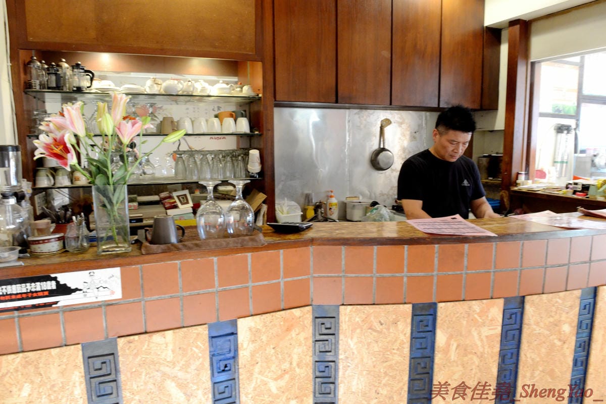 [台中清水]彩虹屋 – 應該是清水僅存唯一一家泡沫紅茶店,25年的歷史帶給無數清水人美好的回憶,店內環境氣氛佳,飲料茶點都不貴,味道上也有一定水準,大推蘿蔔糕加蛋、炸甜不辣和豬排。