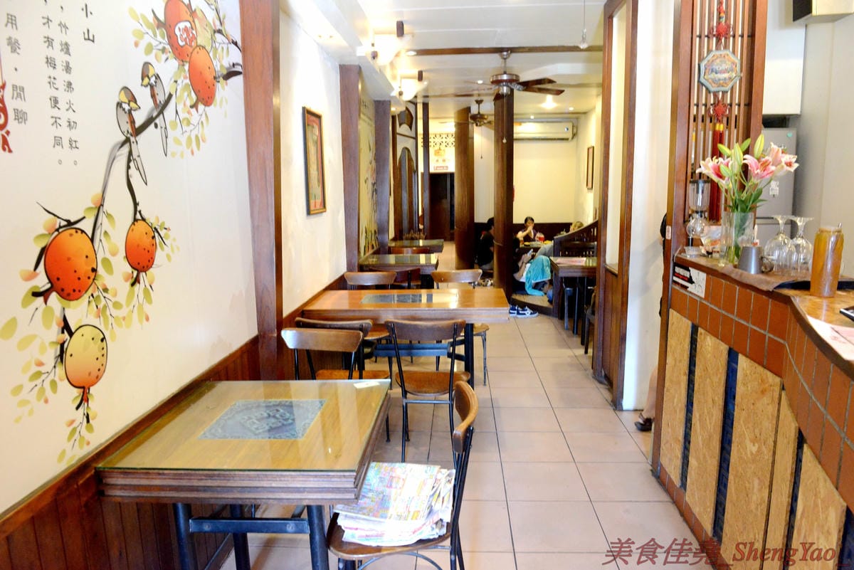 [台中清水]彩虹屋 – 應該是清水僅存唯一一家泡沫紅茶店,25年的歷史帶給無數清水人美好的回憶,店內環境氣氛佳,飲料茶點都不貴,味道上也有一定水準,大推蘿蔔糕加蛋、炸甜不辣和豬排。