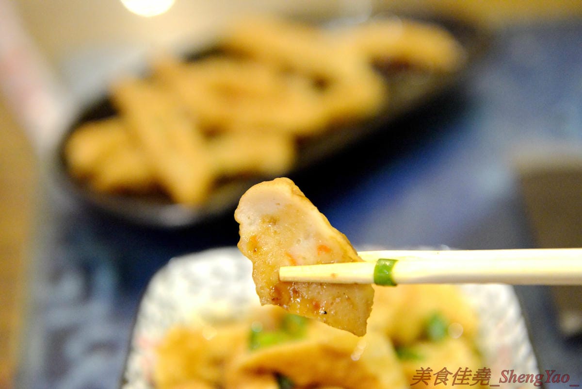 [台中清水]彩虹屋 – 應該是清水僅存唯一一家泡沫紅茶店,25年的歷史帶給無數清水人美好的回憶,店內環境氣氛佳,飲料茶點都不貴,味道上也有一定水準,大推蘿蔔糕加蛋、炸甜不辣和豬排。