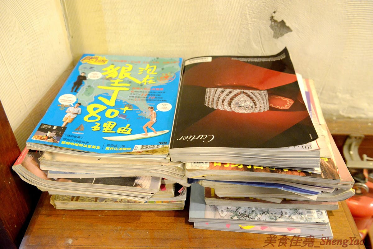 [台中清水]彩虹屋 – 應該是清水僅存唯一一家泡沫紅茶店,25年的歷史帶給無數清水人美好的回憶,店內環境氣氛佳,飲料茶點都不貴,味道上也有一定水準,大推蘿蔔糕加蛋、炸甜不辣和豬排。