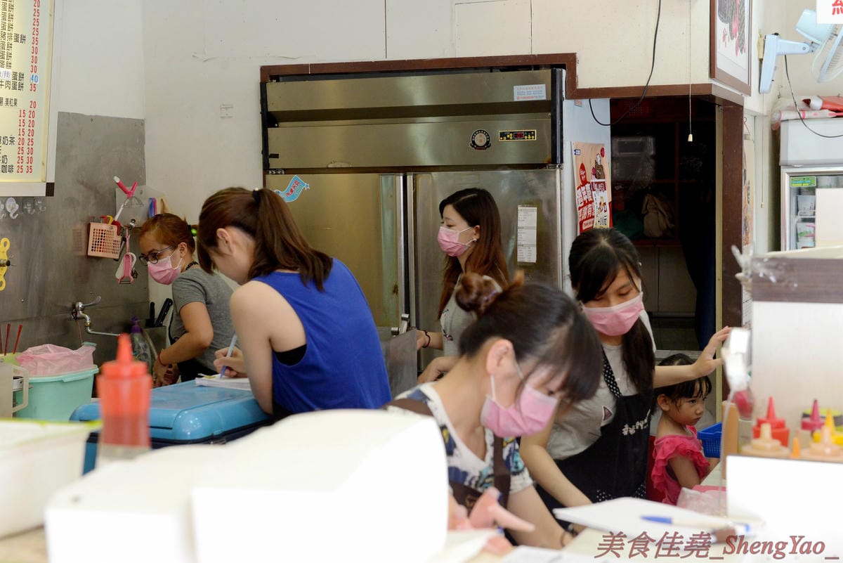 [台中梧棲]幸福早餐坊 – 梧棲超人氣西式早餐店,餐點帶有創意,價格超便宜又好吃,不輸給一些知名連鎖早餐店,早上8點過後還有加賣小鮮肉奶茶和燈泡珍珠奶茶(燈泡奶茶周六周日限定)。