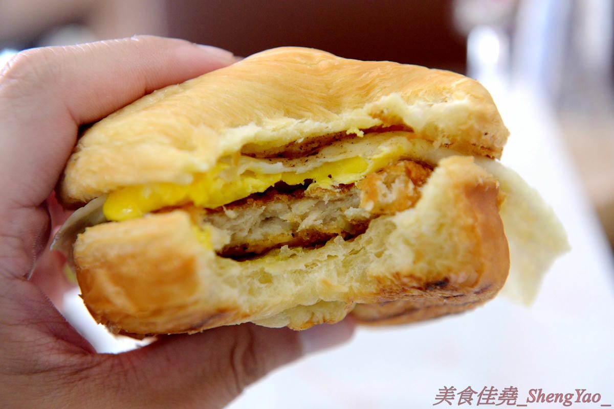 [台中梧棲]幸福早餐坊 – 梧棲超人氣西式早餐店,餐點帶有創意,價格超便宜又好吃,不輸給一些知名連鎖早餐店,早上8點過後還有加賣小鮮肉奶茶和燈泡珍珠奶茶(燈泡奶茶周六周日限定)。