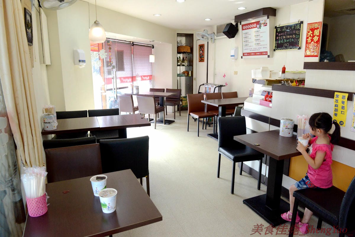 [台中梧棲]幸福早餐坊 – 梧棲超人氣西式早餐店,餐點帶有創意,價格超便宜又好吃,不輸給一些知名連鎖早餐店,早上8點過後還有加賣小鮮肉奶茶和燈泡珍珠奶茶(燈泡奶茶周六周日限定)。