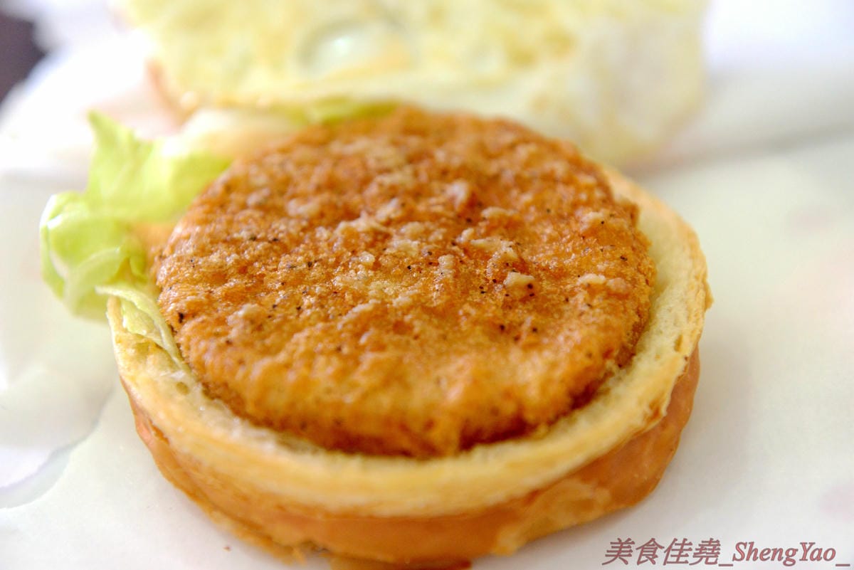 [台中梧棲]幸福早餐坊 – 梧棲超人氣西式早餐店,餐點帶有創意,價格超便宜又好吃,不輸給一些知名連鎖早餐店,早上8點過後還有加賣小鮮肉奶茶和燈泡珍珠奶茶(燈泡奶茶周六周日限定)。
