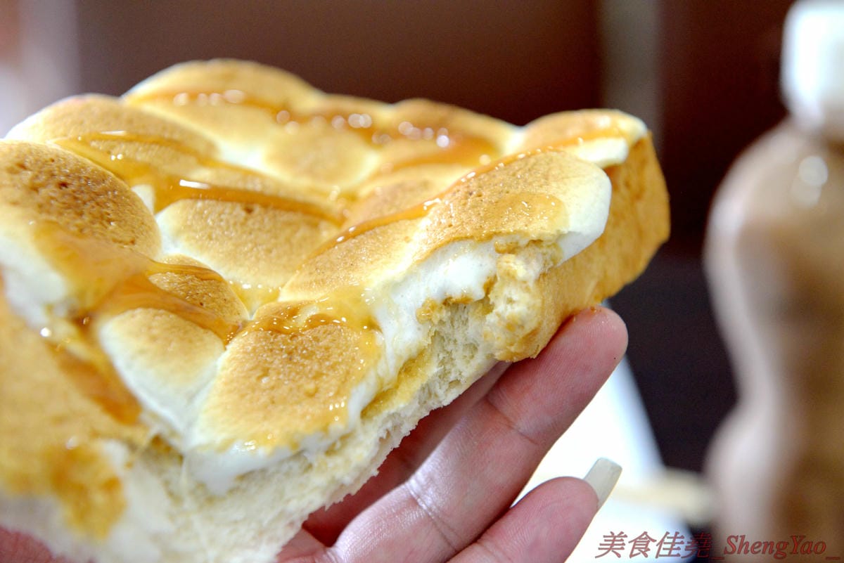 [台中梧棲]幸福早餐坊 – 梧棲超人氣西式早餐店,餐點帶有創意,價格超便宜又好吃,不輸給一些知名連鎖早餐店,早上8點過後還有加賣小鮮肉奶茶和燈泡珍珠奶茶(燈泡奶茶周六周日限定)。