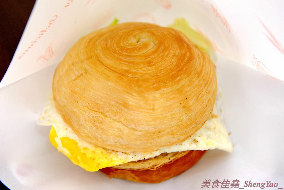 [台中梧棲]幸福早餐坊 – 梧棲超人氣西式早餐店,餐點帶有創意,價格超便宜又好吃,不輸給一些知名連鎖早餐店,早上8點過後還有加賣小鮮肉奶茶和燈泡珍珠奶茶(燈泡奶茶周六周日限定)。