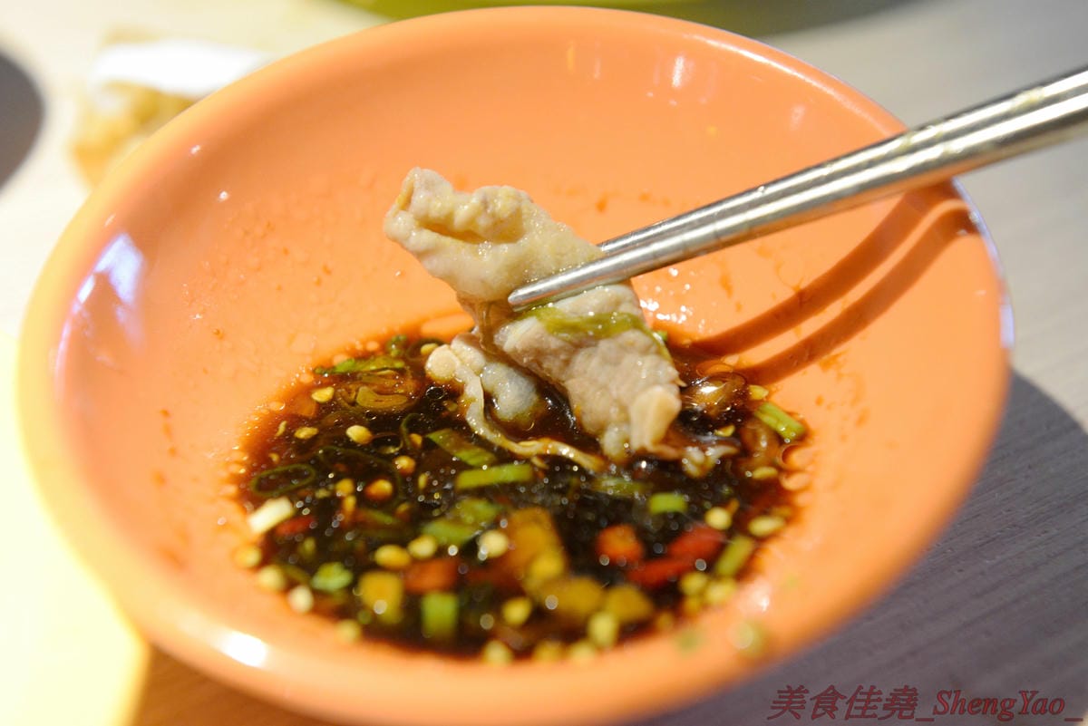 [台中沙鹿]大喜鍋 – 沙鹿最便宜的鴛鴦火鍋吃到飽,平日198元不收服務費,四種現切肉片加上自助吧熱食冷食無限享用,食肉族的最愛。