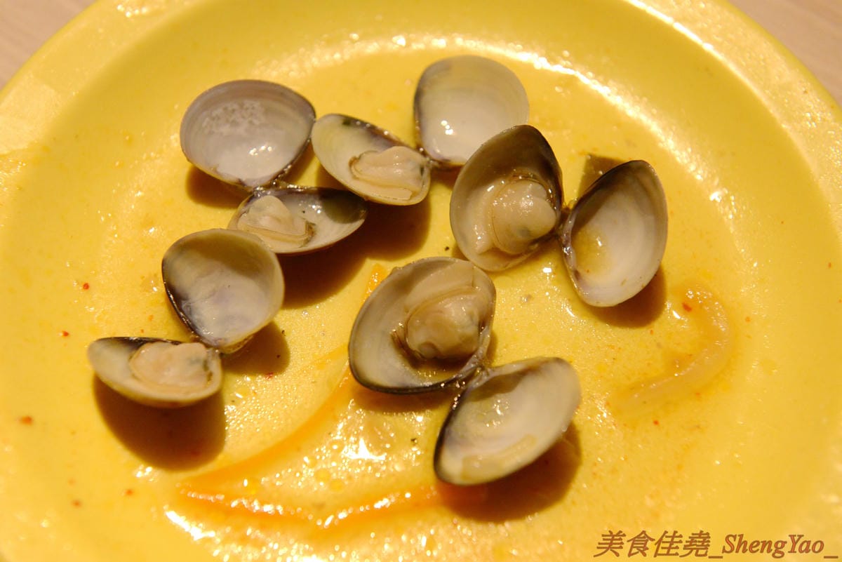 [台中沙鹿]大喜鍋 – 沙鹿最便宜的鴛鴦火鍋吃到飽,平日198元不收服務費,四種現切肉片加上自助吧熱食冷食無限享用,食肉族的最愛。