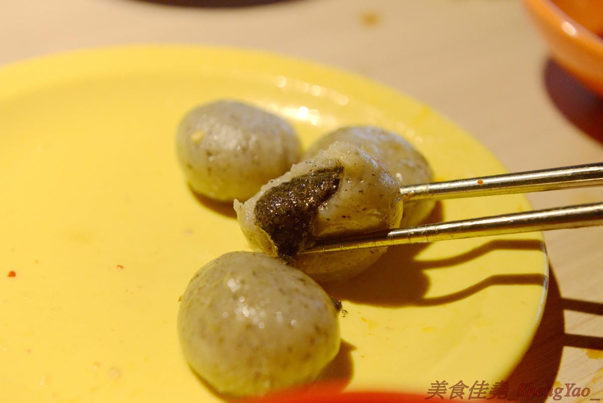 [台中沙鹿]大喜鍋 – 沙鹿最便宜的鴛鴦火鍋吃到飽,平日198元不收服務費,四種現切肉片加上自助吧熱食冷食無限享用,食肉族的最愛。