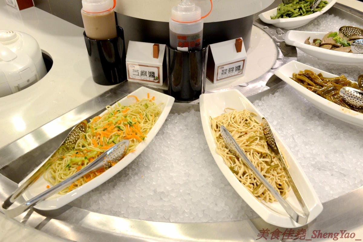 [台中沙鹿]大喜鍋 – 沙鹿最便宜的鴛鴦火鍋吃到飽,平日198元不收服務費,四種現切肉片加上自助吧熱食冷食無限享用,食肉族的最愛。