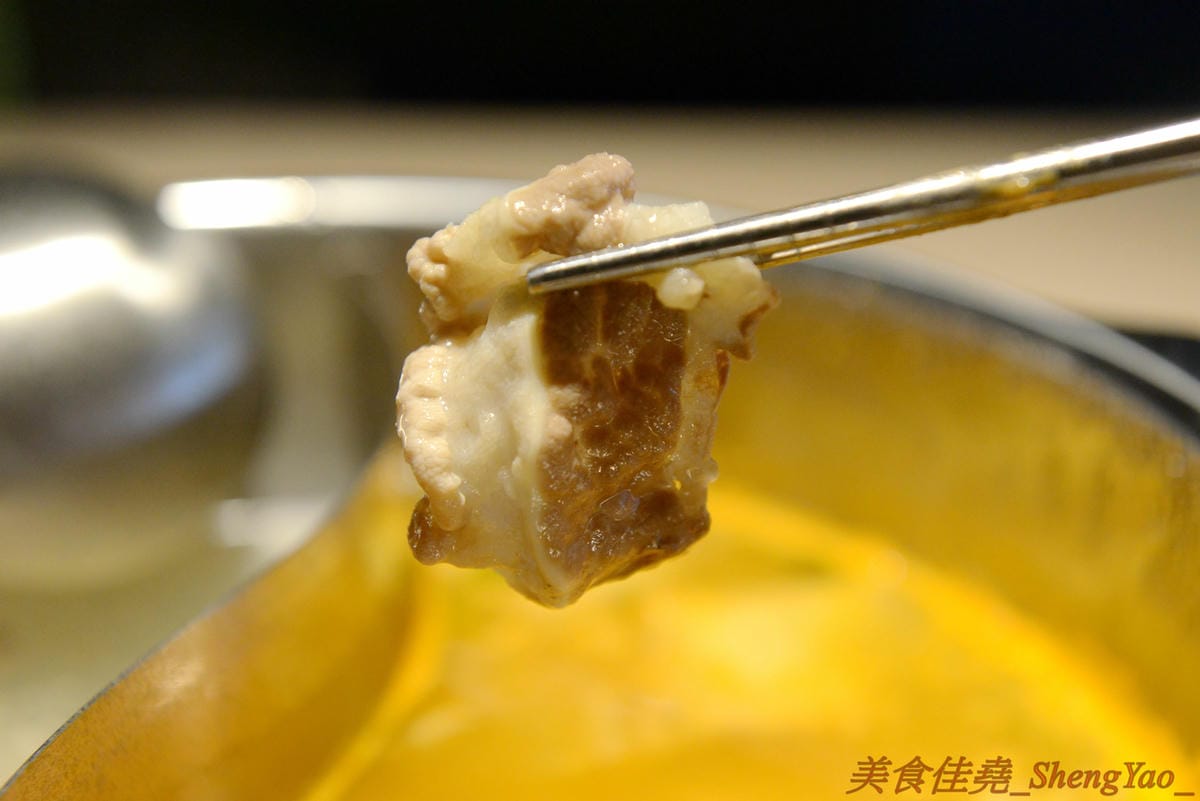 [台中沙鹿]大喜鍋 – 沙鹿最便宜的鴛鴦火鍋吃到飽,平日198元不收服務費,四種現切肉片加上自助吧熱食冷食無限享用,食肉族的最愛。