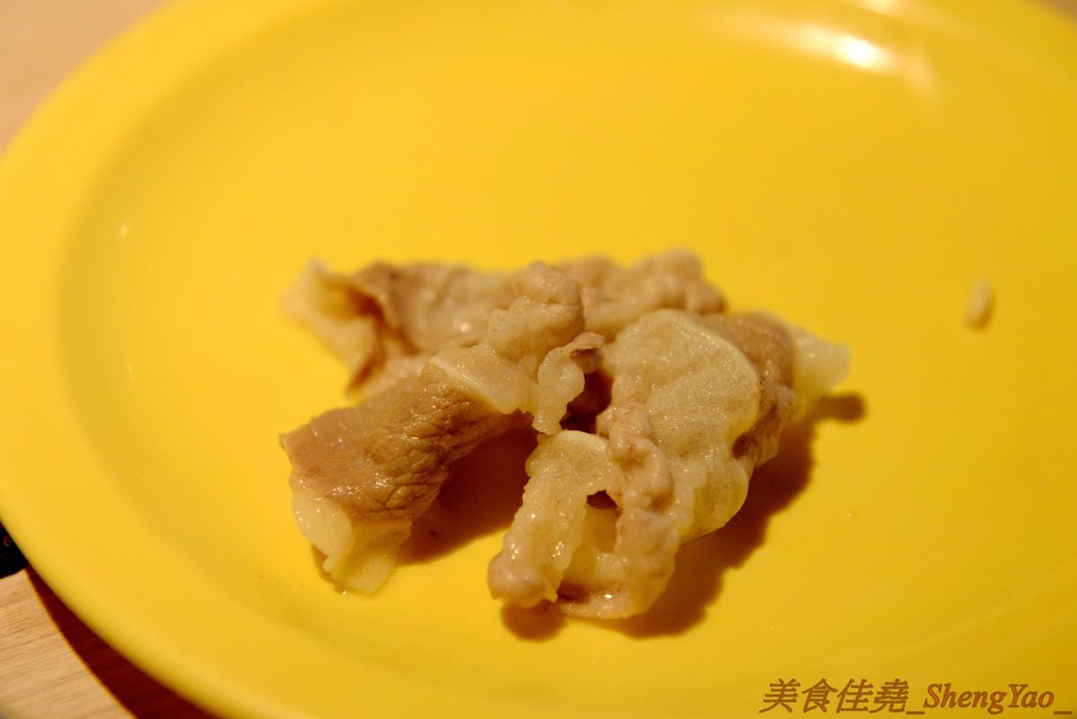 [台中沙鹿]大喜鍋 – 沙鹿最便宜的鴛鴦火鍋吃到飽,平日198元不收服務費,四種現切肉片加上自助吧熱食冷食無限享用,食肉族的最愛。