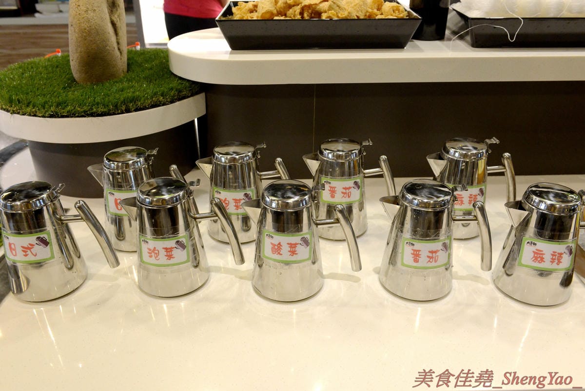 [台中沙鹿]大喜鍋 – 沙鹿最便宜的鴛鴦火鍋吃到飽,平日198元不收服務費,四種現切肉片加上自助吧熱食冷食無限享用,食肉族的最愛。