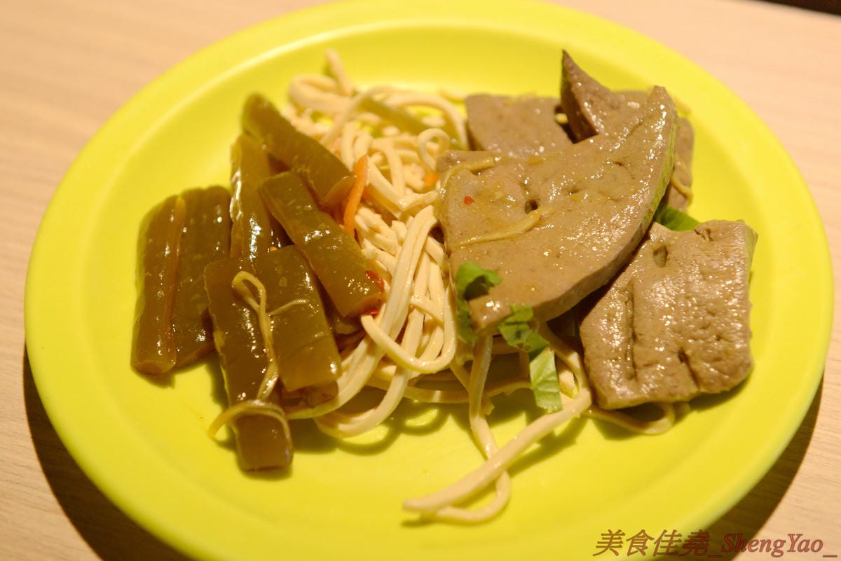 [台中沙鹿]大喜鍋 – 沙鹿最便宜的鴛鴦火鍋吃到飽,平日198元不收服務費,四種現切肉片加上自助吧熱食冷食無限享用,食肉族的最愛。