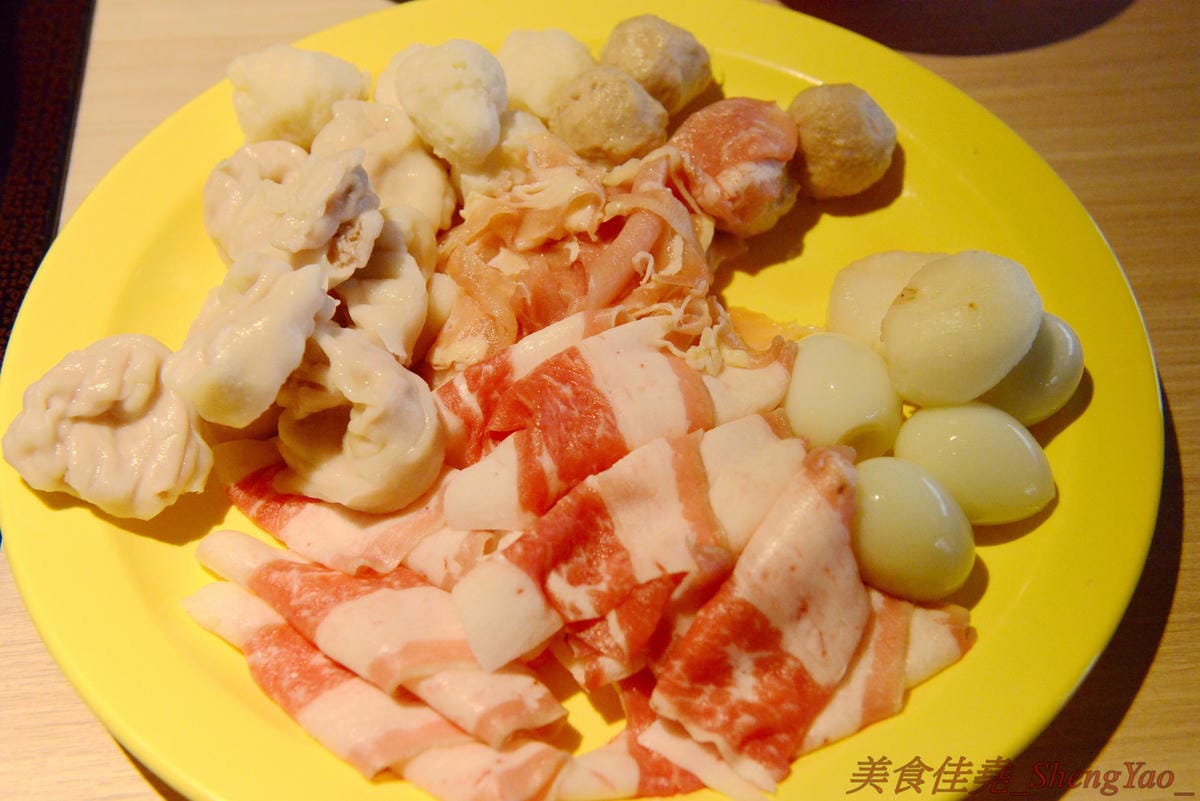 [台中沙鹿]大喜鍋 – 沙鹿最便宜的鴛鴦火鍋吃到飽,平日198元不收服務費,四種現切肉片加上自助吧熱食冷食無限享用,食肉族的最愛。