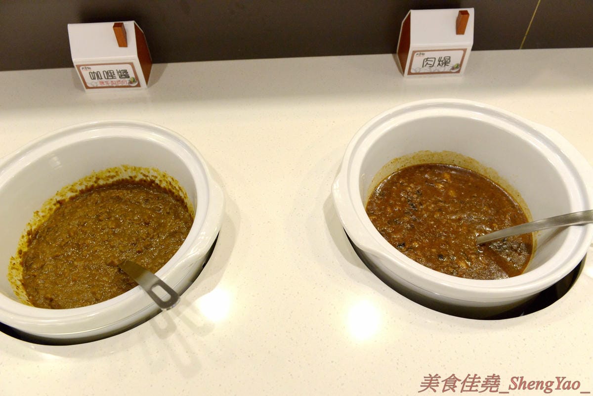 [台中沙鹿]大喜鍋 – 沙鹿最便宜的鴛鴦火鍋吃到飽,平日198元不收服務費,四種現切肉片加上自助吧熱食冷食無限享用,食肉族的最愛。
