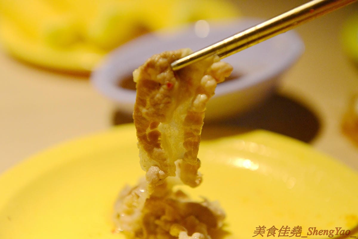 [台中沙鹿]大喜鍋 – 沙鹿最便宜的鴛鴦火鍋吃到飽,平日198元不收服務費,四種現切肉片加上自助吧熱食冷食無限享用,食肉族的最愛。