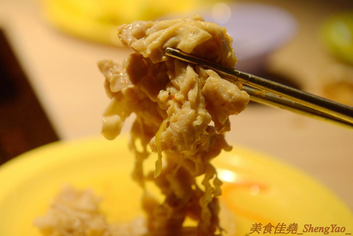 [台中沙鹿]大喜鍋 – 沙鹿最便宜的鴛鴦火鍋吃到飽,平日198元不收服務費,四種現切肉片加上自助吧熱食冷食無限享用,食肉族的最愛。