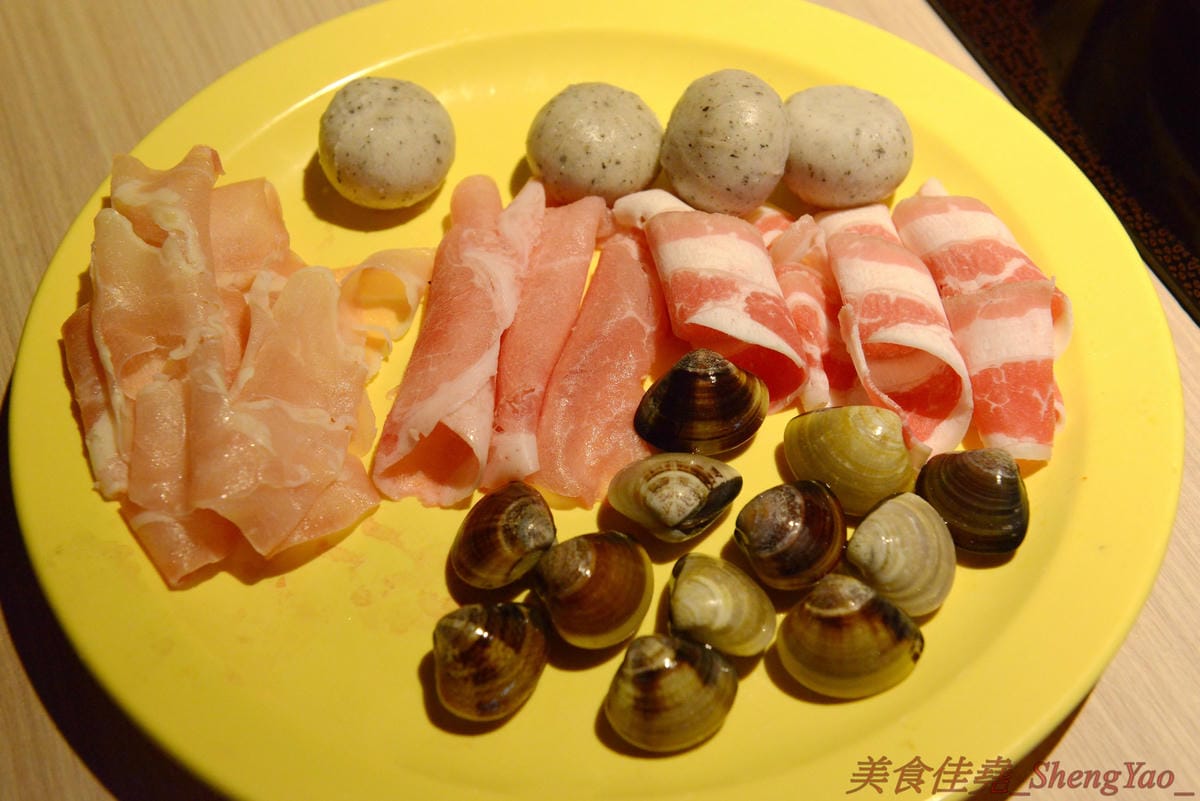 [台中沙鹿]大喜鍋 – 沙鹿最便宜的鴛鴦火鍋吃到飽,平日198元不收服務費,四種現切肉片加上自助吧熱食冷食無限享用,食肉族的最愛。