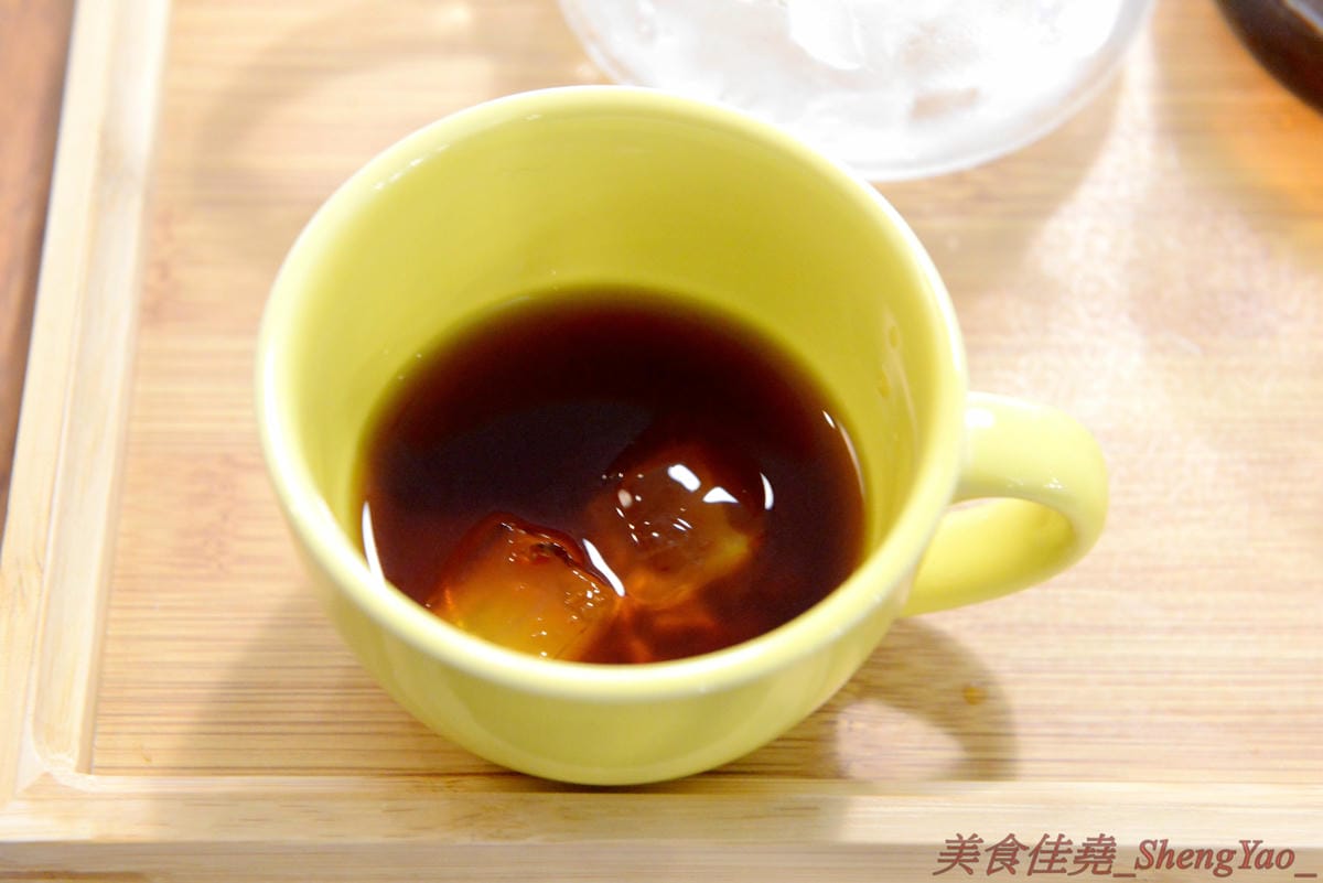 [台中沙鹿]啡熊咖啡工坊 – 沙鹿新開幕的輕食咖啡店,特殊自家客廳式用餐環境,餐點價格便宜,接近兩枚50元硬幣直徑厚度的鬆餅超吸睛,口感不輸台中知名下午茶店,店內還有超級可愛的鬆獅犬店狗