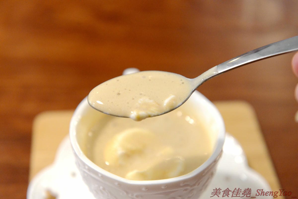 [台中沙鹿]啡熊咖啡工坊 – 沙鹿新開幕的輕食咖啡店,特殊自家客廳式用餐環境,餐點價格便宜,接近兩枚50元硬幣直徑厚度的鬆餅超吸睛,口感不輸台中知名下午茶店,店內還有超級可愛的鬆獅犬店狗