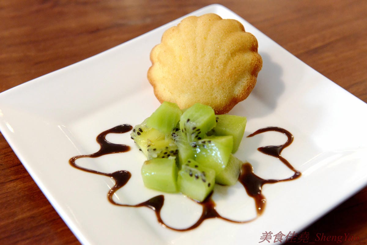 [台中沙鹿]啡熊咖啡工坊 – 沙鹿新開幕的輕食咖啡店,特殊自家客廳式用餐環境,餐點價格便宜,接近兩枚50元硬幣直徑厚度的鬆餅超吸睛,口感不輸台中知名下午茶店,店內還有超級可愛的鬆獅犬店狗