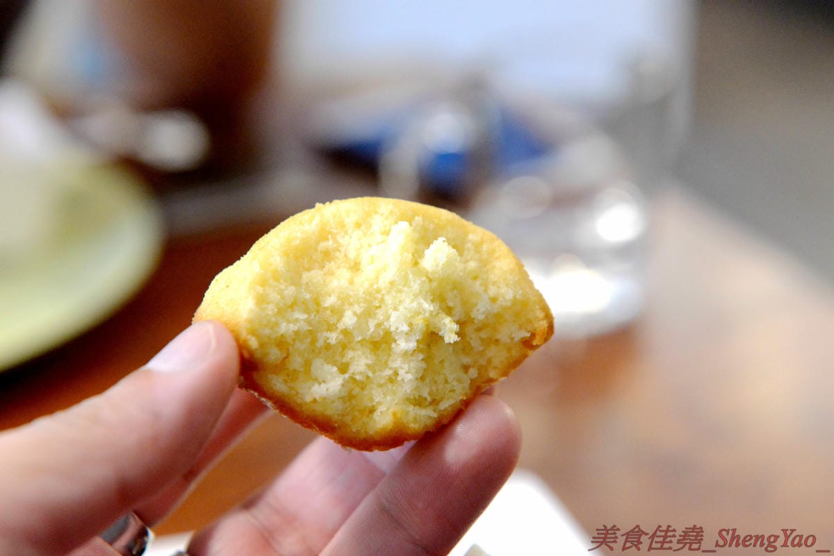 [台中沙鹿]啡熊咖啡工坊 – 沙鹿新開幕的輕食咖啡店,特殊自家客廳式用餐環境,餐點價格便宜,接近兩枚50元硬幣直徑厚度的鬆餅超吸睛,口感不輸台中知名下午茶店,店內還有超級可愛的鬆獅犬店狗